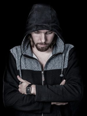 年轻的母亲3韩剧男主角扮演者，成熟男性在室内场景的剧照，眼神深邃带有复杂情绪