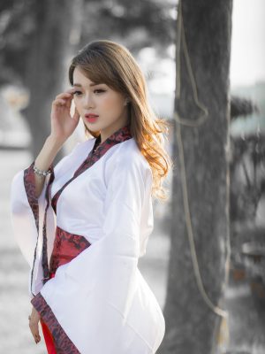 年轻的母亲3韩剧配角扮演者，中年女性在厨房场景的剧照，神情严肃中带有关切