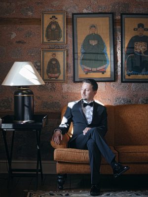 年轻的母亲3韩剧配角扮演者，年轻男性在户外场景的剧照，表情带有矛盾与挣扎感