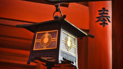 日剧频道封面，日本街道与室内场景的影视画面，冷色调精致感