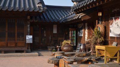 韩剧频道封面，韩国现代都市场景与情感剧画面拼贴，暖色调